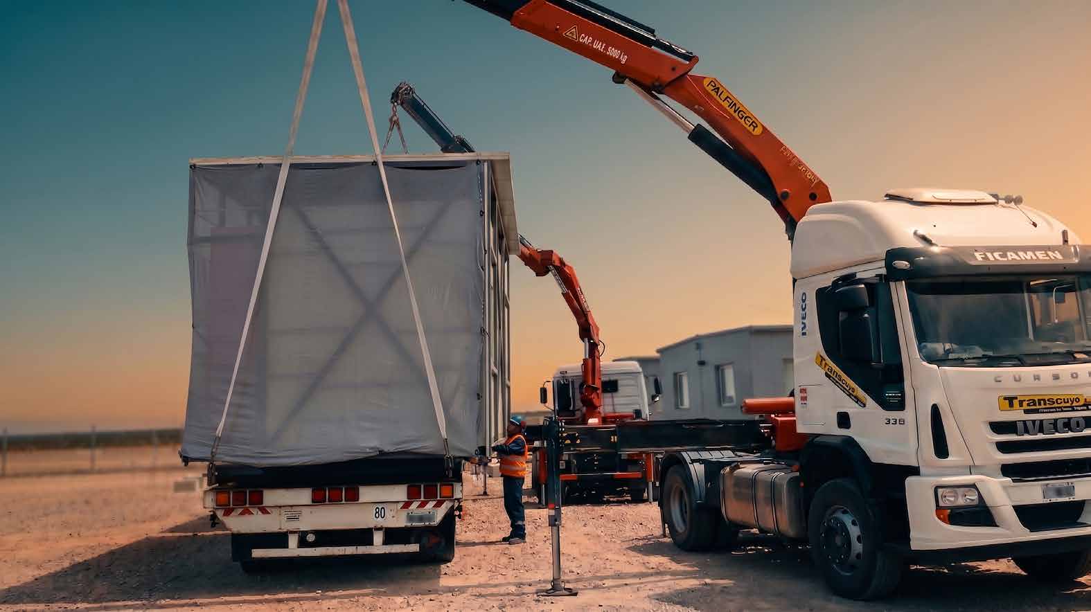 Equipo de Transcuyo realizando una operación de transporte e izaje