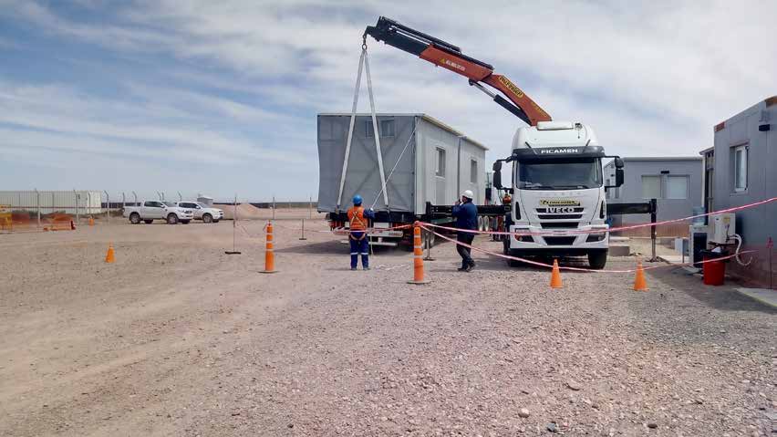 Equipo de Transcuyo trasladando y posicionando un módulo operativo